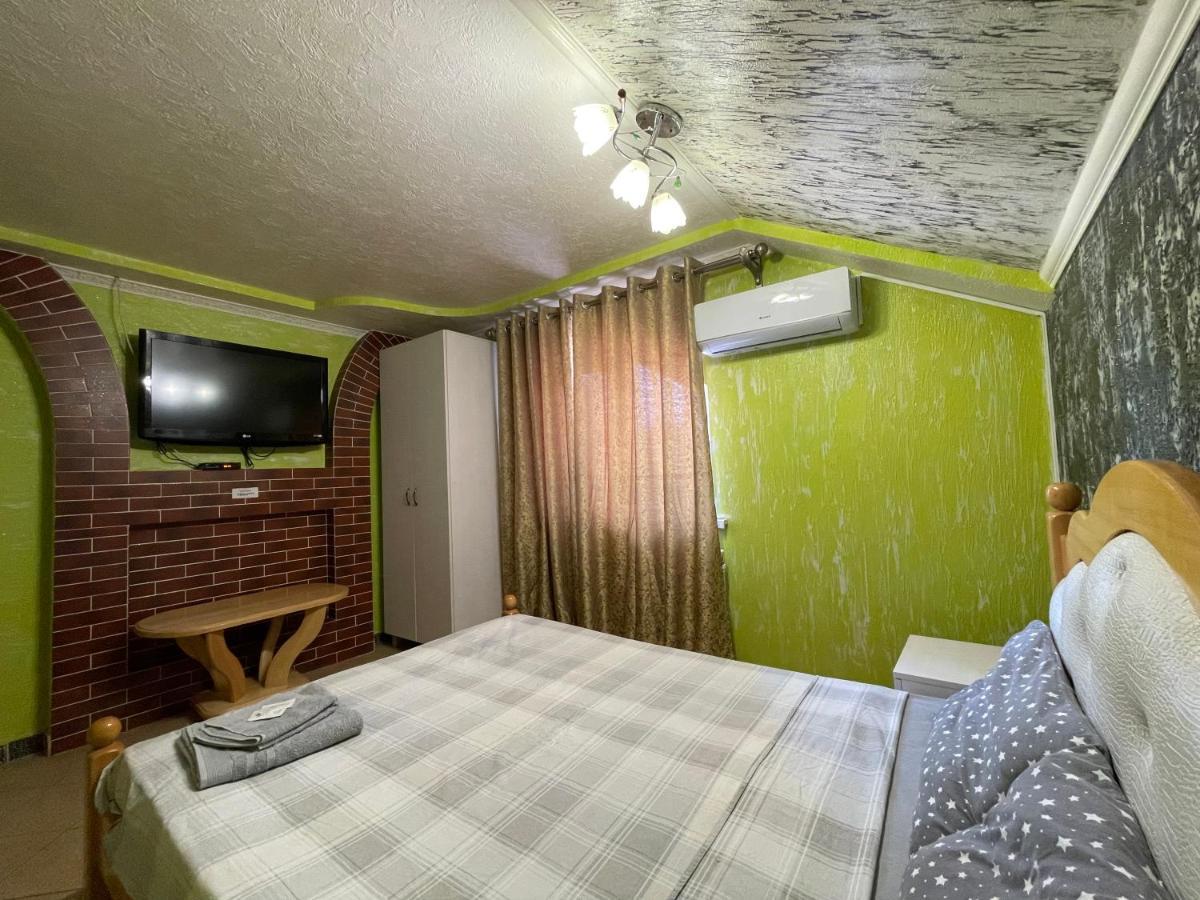 Villa Aeroport Розовый Дом Chişinau Exteriör bild