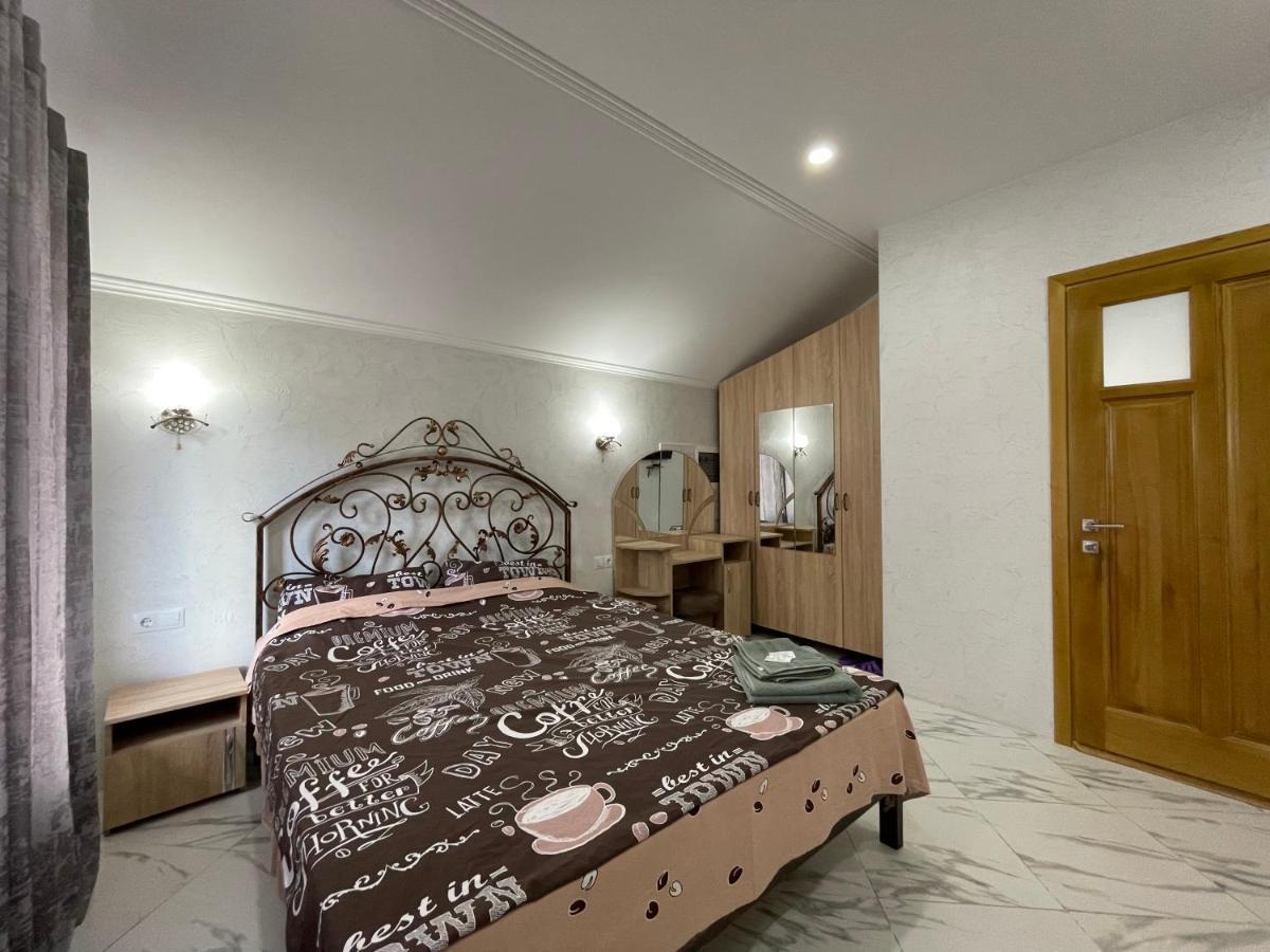 Villa Aeroport Розовый Дом Chişinau Exteriör bild