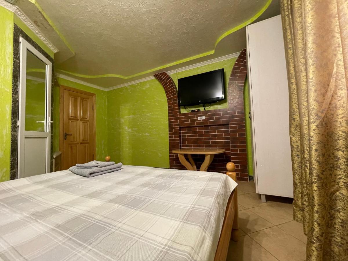 Villa Aeroport Розовый Дом Chişinau Exteriör bild