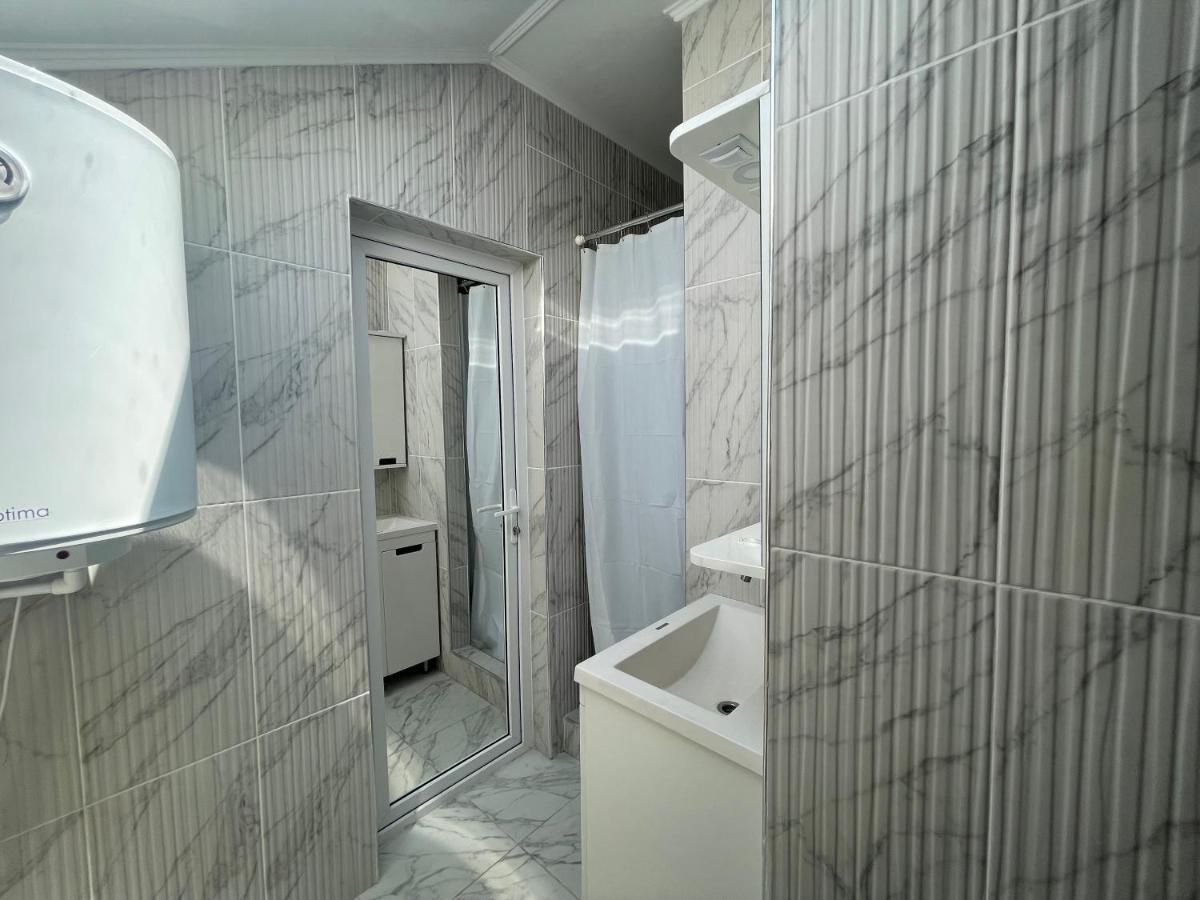 Villa Aeroport Розовый Дом Chişinau Exteriör bild
