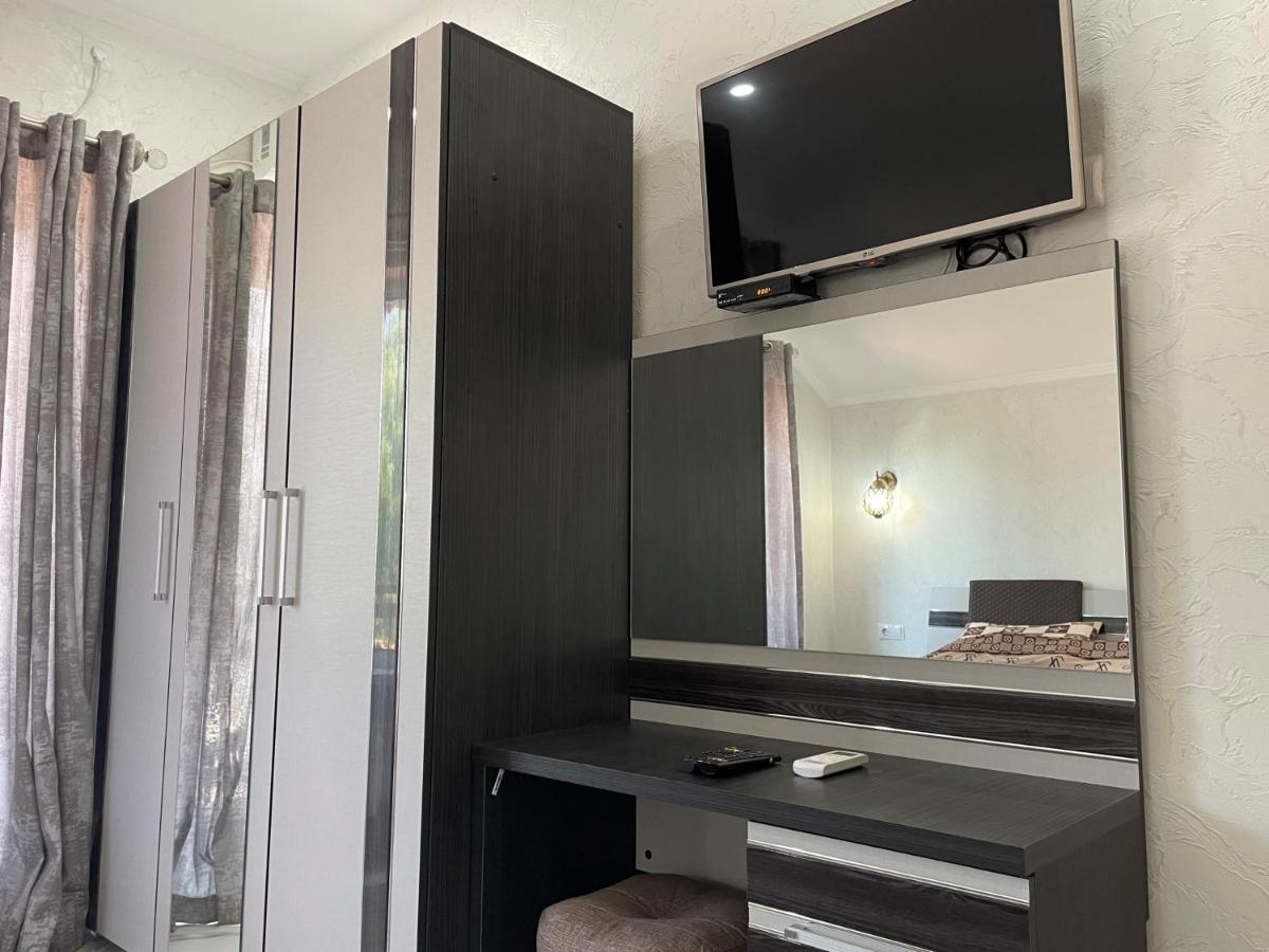 Villa Aeroport Розовый Дом Chişinau Exteriör bild